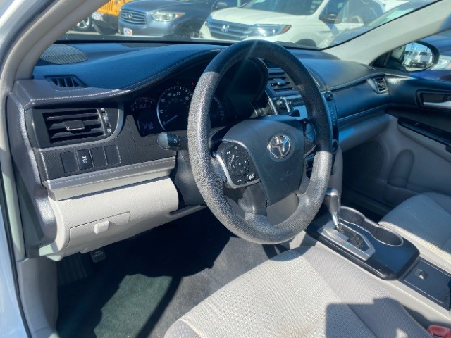 Toyota Camry Vehicle Full-screen Gallery Image 09