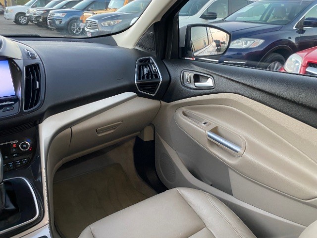 Ford Escape Vehicle Full-screen Gallery Image 13