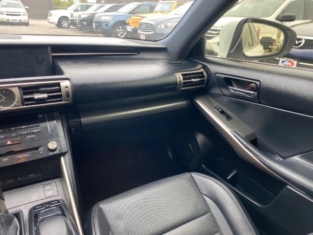 Lexus IS 250 Vehicle Full-screen Gallery Image 09