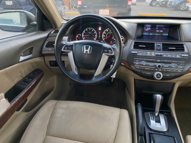Honda Accord Sedan Vehicle Full-screen Gallery Image 10