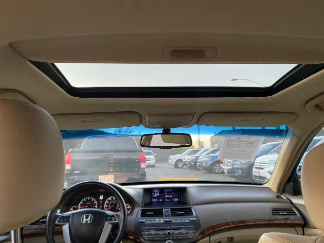 Honda Accord Sedan Vehicle Full-screen Gallery Image 11