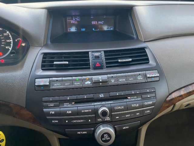 Honda Accord Sedan Vehicle Full-screen Gallery Image 12