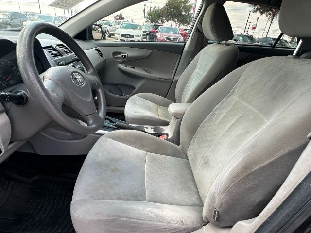 Toyota Corolla Vehicle Full-screen Gallery Image 08