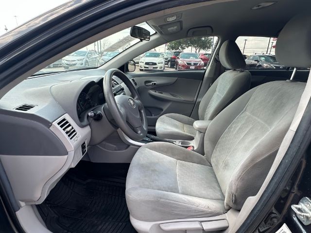 Toyota Corolla Vehicle Full-screen Gallery Image 09