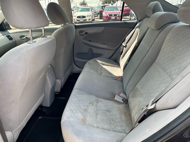 Toyota Corolla Vehicle Full-screen Gallery Image 10