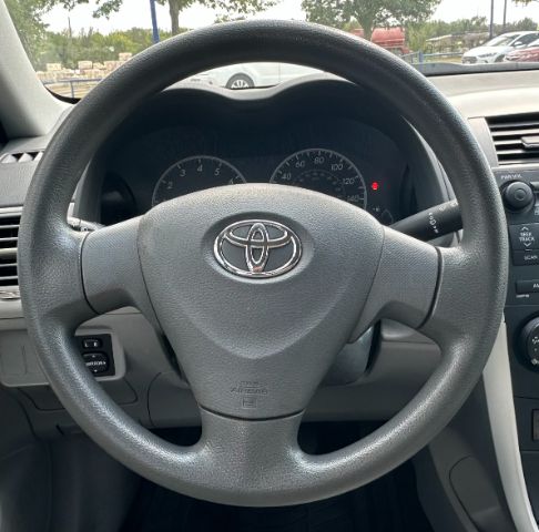 Toyota Corolla Vehicle Full-screen Gallery Image 11