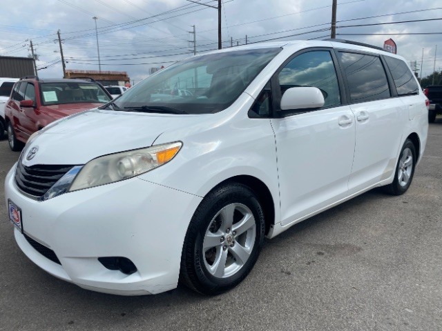 Toyota Sienna Vehicle Full-screen Gallery Image 03