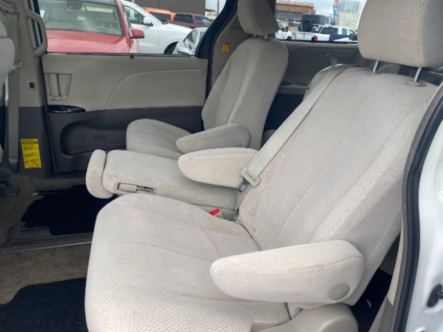 Toyota Sienna Vehicle Full-screen Gallery Image 08