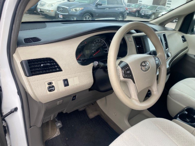 Toyota Sienna Vehicle Full-screen Gallery Image 10