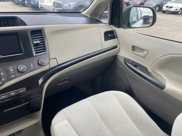 Toyota Sienna Vehicle Full-screen Gallery Image 11