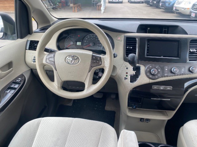 Toyota Sienna Vehicle Full-screen Gallery Image 12