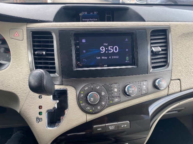 Toyota Sienna Vehicle Full-screen Gallery Image 13