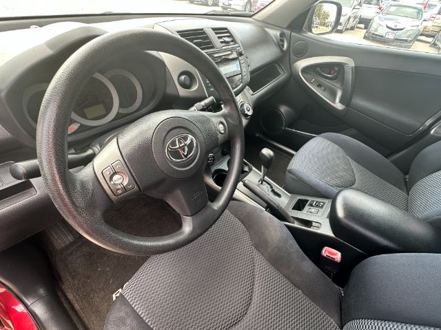 Toyota RAV4 Vehicle Full-screen Gallery Image 09