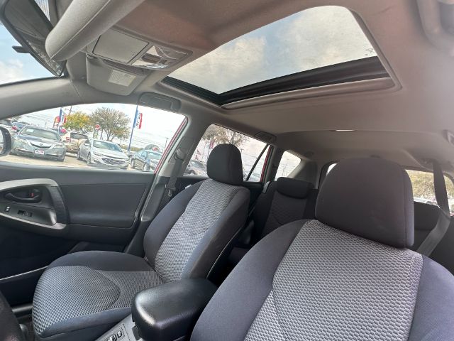 Toyota RAV4 Vehicle Full-screen Gallery Image 12