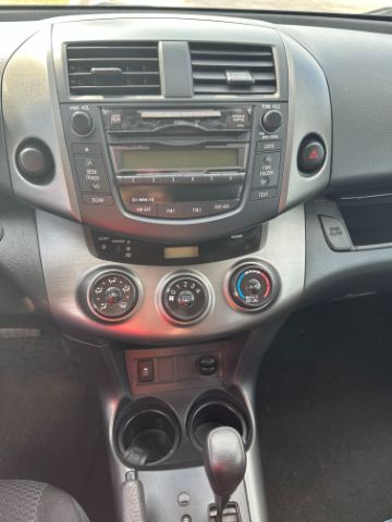 Toyota RAV4 Vehicle Full-screen Gallery Image 13