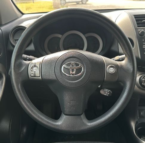 Toyota RAV4 Vehicle Full-screen Gallery Image 14