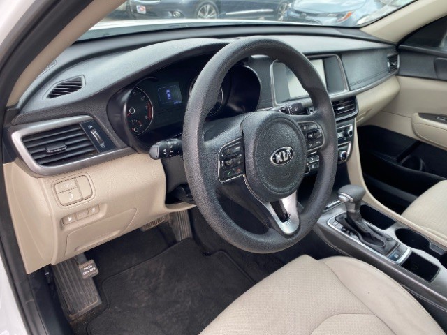 Kia Optima Vehicle Full-screen Gallery Image 09