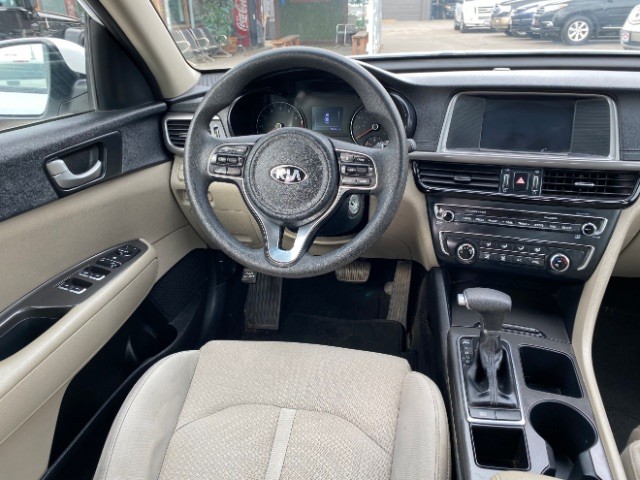 Kia Optima Vehicle Full-screen Gallery Image 11