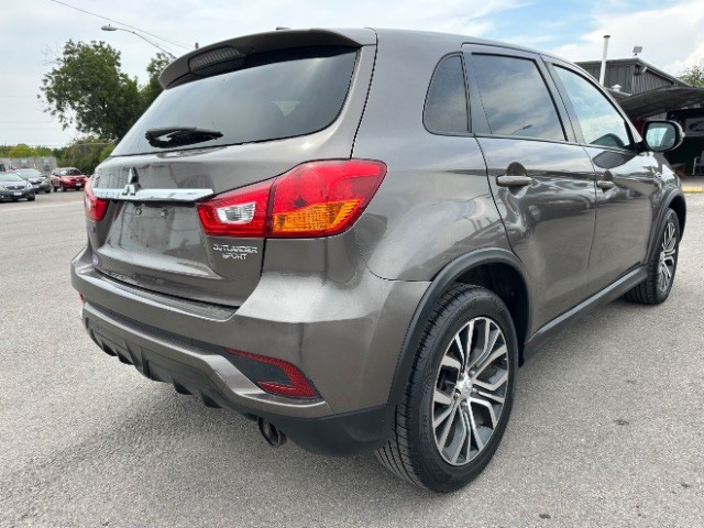 Mitsubishi Outlander Sport Vehicle Full-screen Gallery Image 04