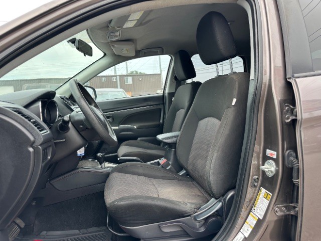 Mitsubishi Outlander Sport Vehicle Full-screen Gallery Image 09