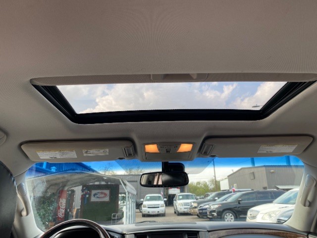 INFINITI QX80 Vehicle Full-screen Gallery Image 09