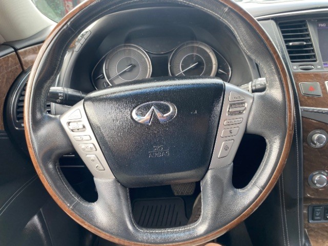 INFINITI QX80 Vehicle Full-screen Gallery Image 17