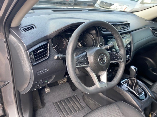 Nissan Rogue Vehicle Full-screen Gallery Image 09