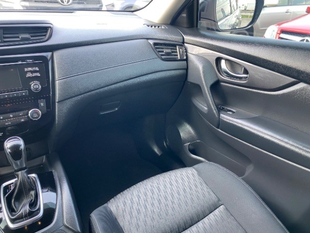 Nissan Rogue Vehicle Full-screen Gallery Image 10