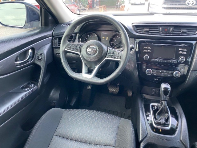 Nissan Rogue Vehicle Full-screen Gallery Image 11