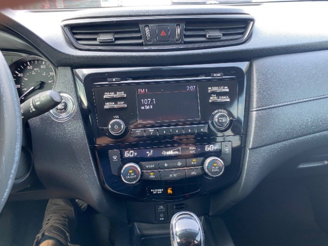 Nissan Rogue Vehicle Full-screen Gallery Image 12