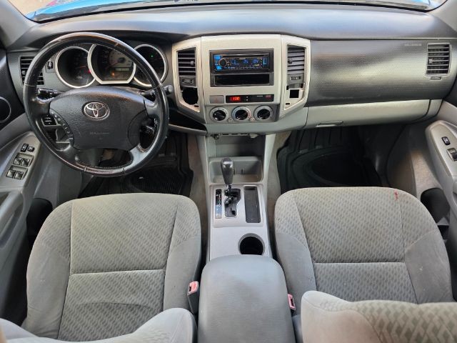 Toyota Tacoma Vehicle Full-screen Gallery Image 06