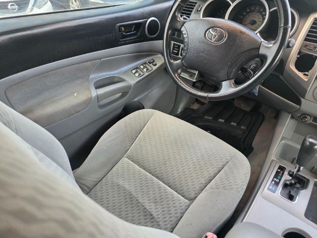 Toyota Tacoma Vehicle Full-screen Gallery Image 07