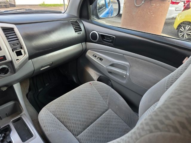 Toyota Tacoma Vehicle Full-screen Gallery Image 08