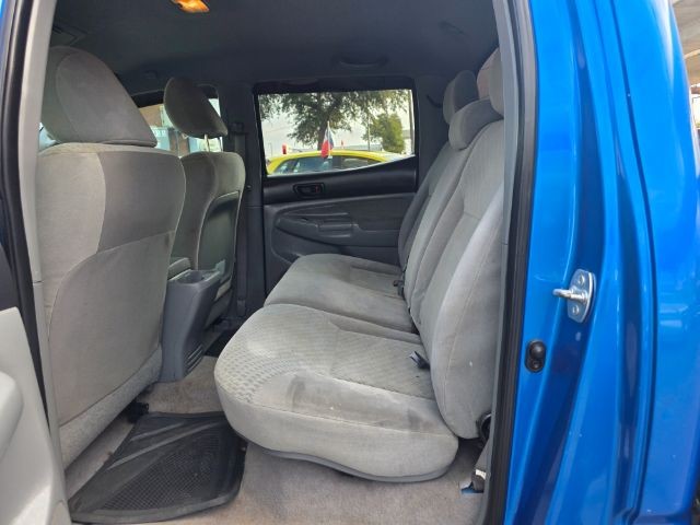 Toyota Tacoma Vehicle Full-screen Gallery Image 09