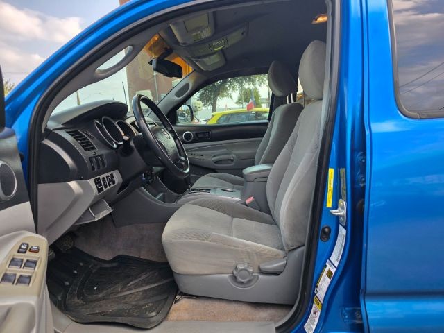 Toyota Tacoma Vehicle Full-screen Gallery Image 10