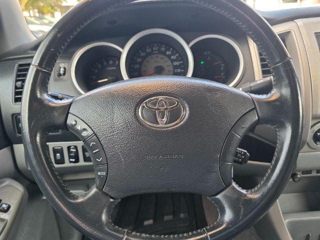 Toyota Tacoma Vehicle Full-screen Gallery Image 11