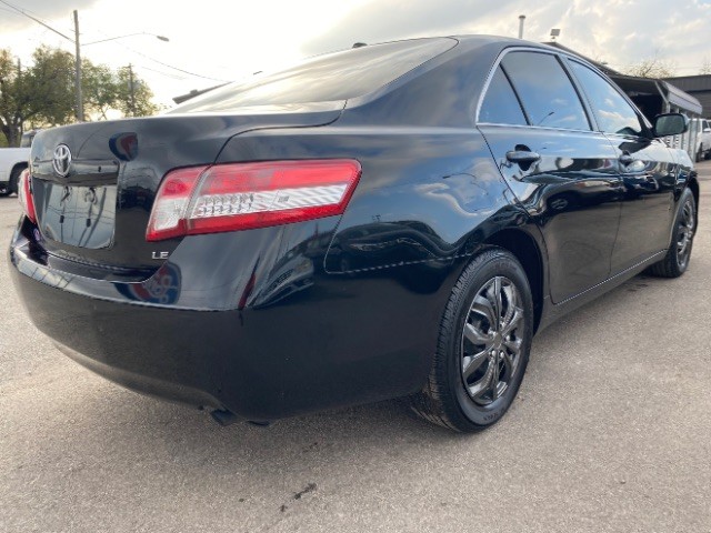 Toyota Camry Vehicle Full-screen Gallery Image 05