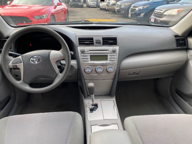 Toyota Camry Vehicle Full-screen Gallery Image 06