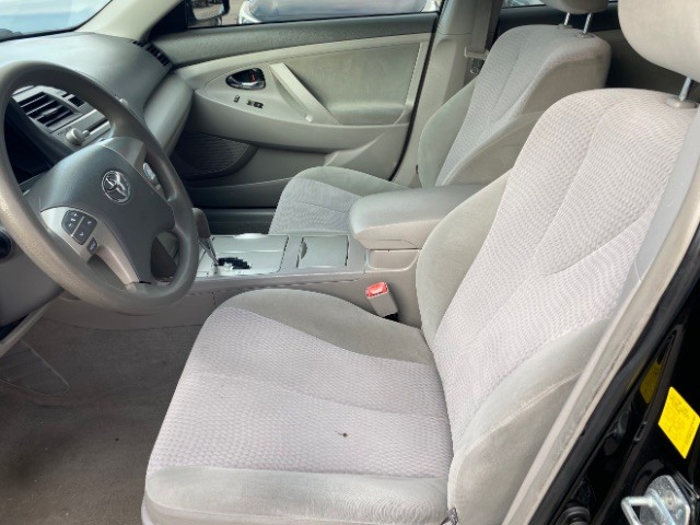 Toyota Camry Vehicle Full-screen Gallery Image 08