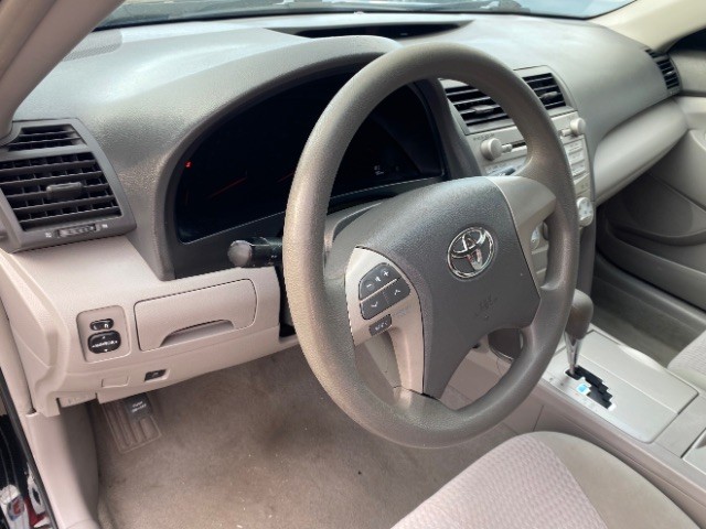 Toyota Camry Vehicle Full-screen Gallery Image 09
