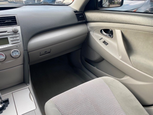 Toyota Camry Vehicle Full-screen Gallery Image 10