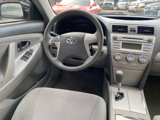 Toyota Camry Vehicle Full-screen Gallery Image 11