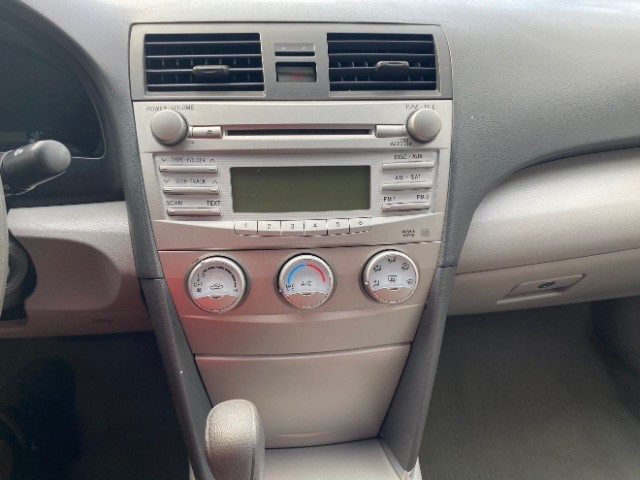 Toyota Camry Vehicle Full-screen Gallery Image 12