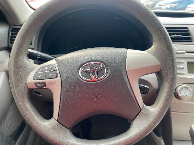 Toyota Camry Vehicle Full-screen Gallery Image 13