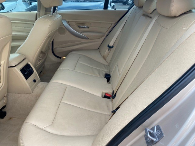 BMW 3 Series Vehicle Full-screen Gallery Image 07