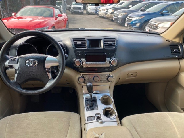 Toyota Highlander Vehicle Full-screen Gallery Image 05