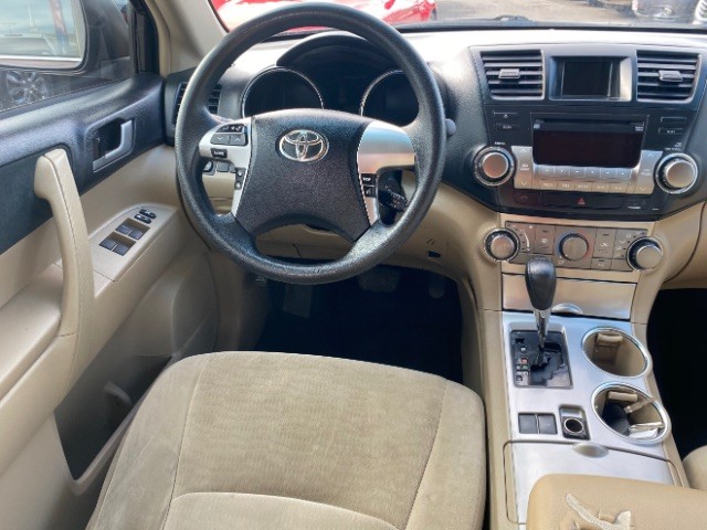 Toyota Highlander Vehicle Full-screen Gallery Image 11