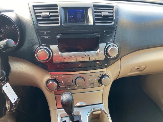 Toyota Highlander Vehicle Full-screen Gallery Image 12