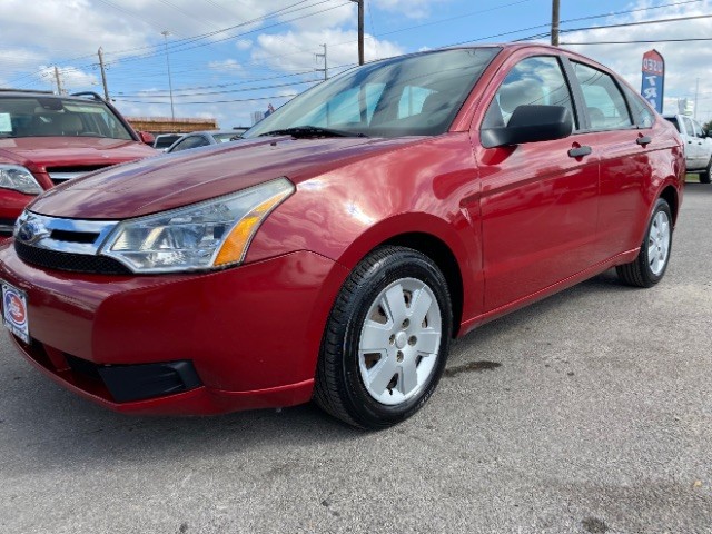 Ford Focus Sedan Vehicle Full-screen Gallery Image 03