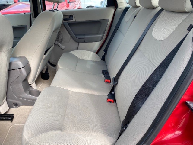 Ford Focus Sedan Vehicle Full-screen Gallery Image 07